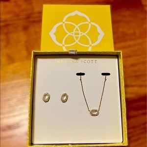 Beautiful Kendra Scott set of earrings and Necklace! Mother of Pearl!